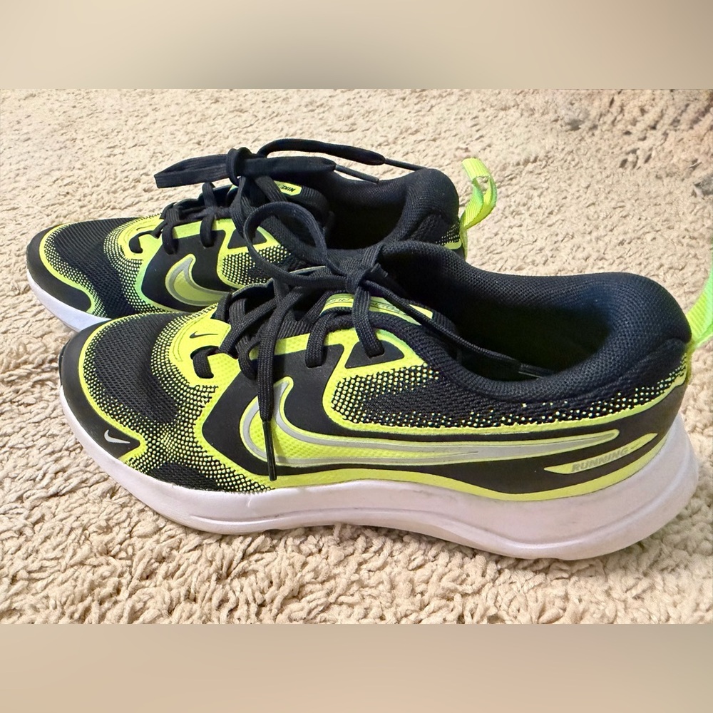 Nike Cosmic Runner Kids Black / Bolt Size 4.5 Athletic Shoes